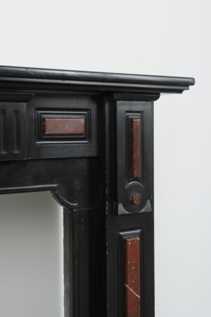 Kleine Laat 19e Eeuwse Zwartmarmeren Schouw