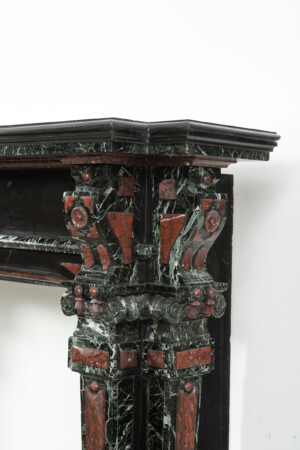 Zwart Marmeren Schouw met Gekleurde Opleg