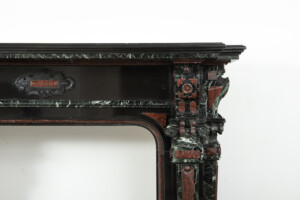 Zwart Marmeren Schouw met Gekleurde Opleg