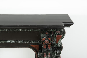 Zwart Marmeren Schouw met Gekleurde Opleg