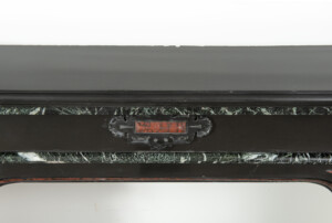 Zwart Marmeren Schouw met Gekleurde Opleg