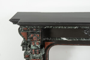 Zwart Marmeren Schouw met Gekleurde Opleg