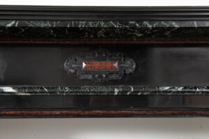 Zwart Marmeren Schouw met Gekleurde Opleg