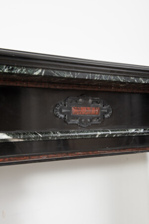 Zwart Marmeren Schouw met Gekleurde Opleg