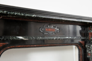 Zwart Marmeren Schouw met Gekleurde Opleg