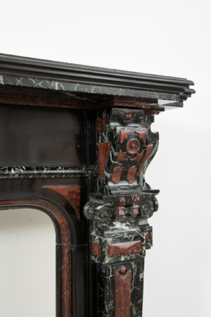 Zwart Marmeren Schouw met Gekleurde Opleg