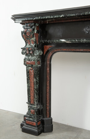 Zwart Marmeren Schouw met Gekleurde Opleg