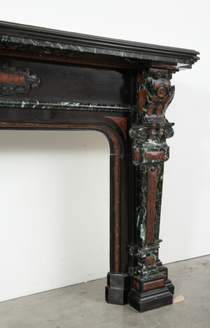 Zwart Marmeren Schouw met Gekleurde Opleg