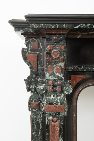 Zwart Marmeren Schouw met Gekleurde Opleg