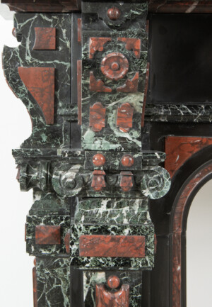 Zwart Marmeren Schouw met Gekleurde Opleg