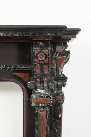 Zwart Marmeren Schouw met Gekleurde Opleg