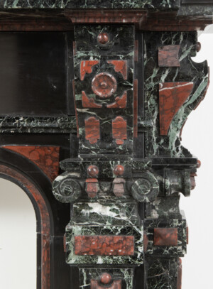 Zwart Marmeren Schouw met Gekleurde Opleg