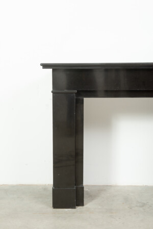 Rechte Hollandse Zwart Marmeren Schouw