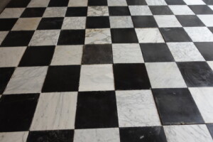 Vloer van Naamse Kerkdallen & Italiaanse Wit Marmeren Tegels